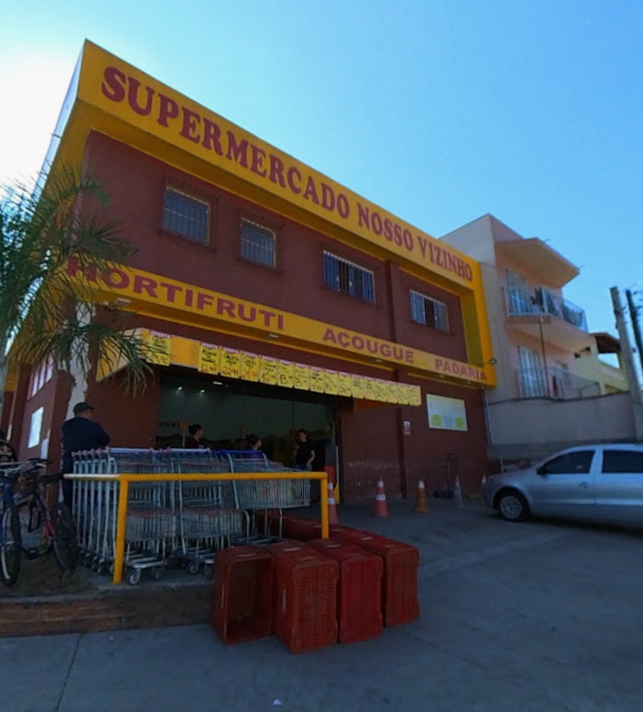 Visão geral do interior do Supermercado Nosso Vizinho